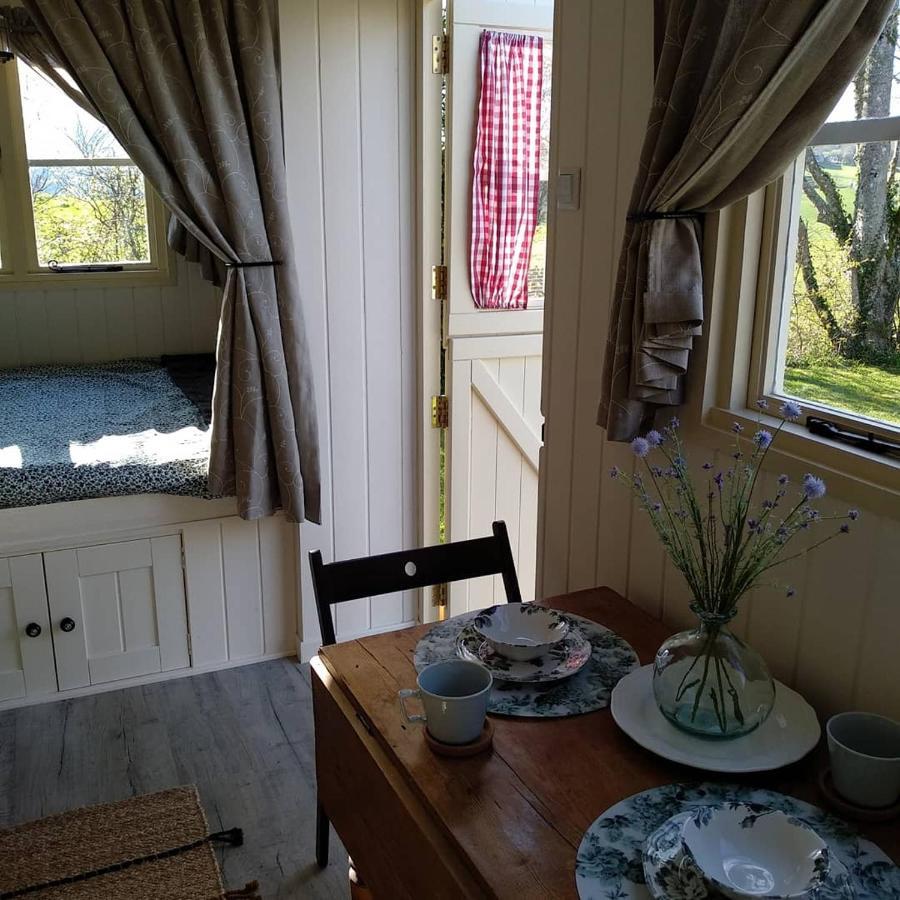 The English Shepherds Hut @ Les Aulnaies Echauffour Bagian luar foto