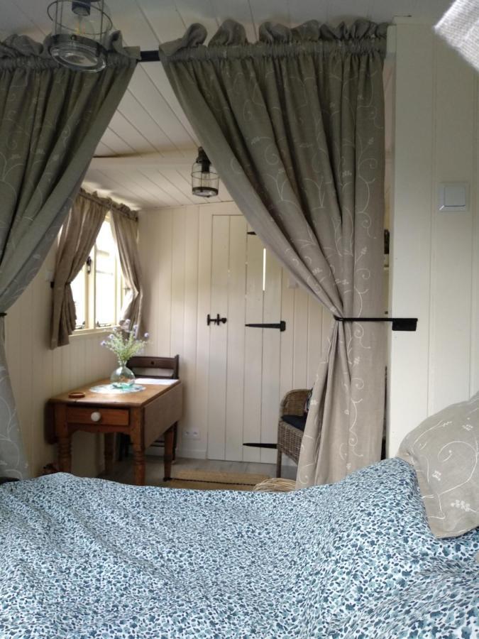 The English Shepherds Hut @ Les Aulnaies Echauffour Bagian luar foto
